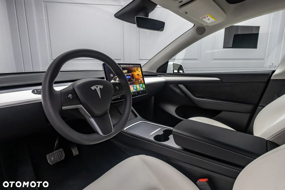 Tesla Model Y - 8