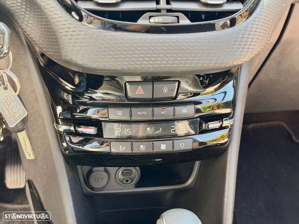 Peugeot 2008 1.2 PureTech Allure EAT6 - 30