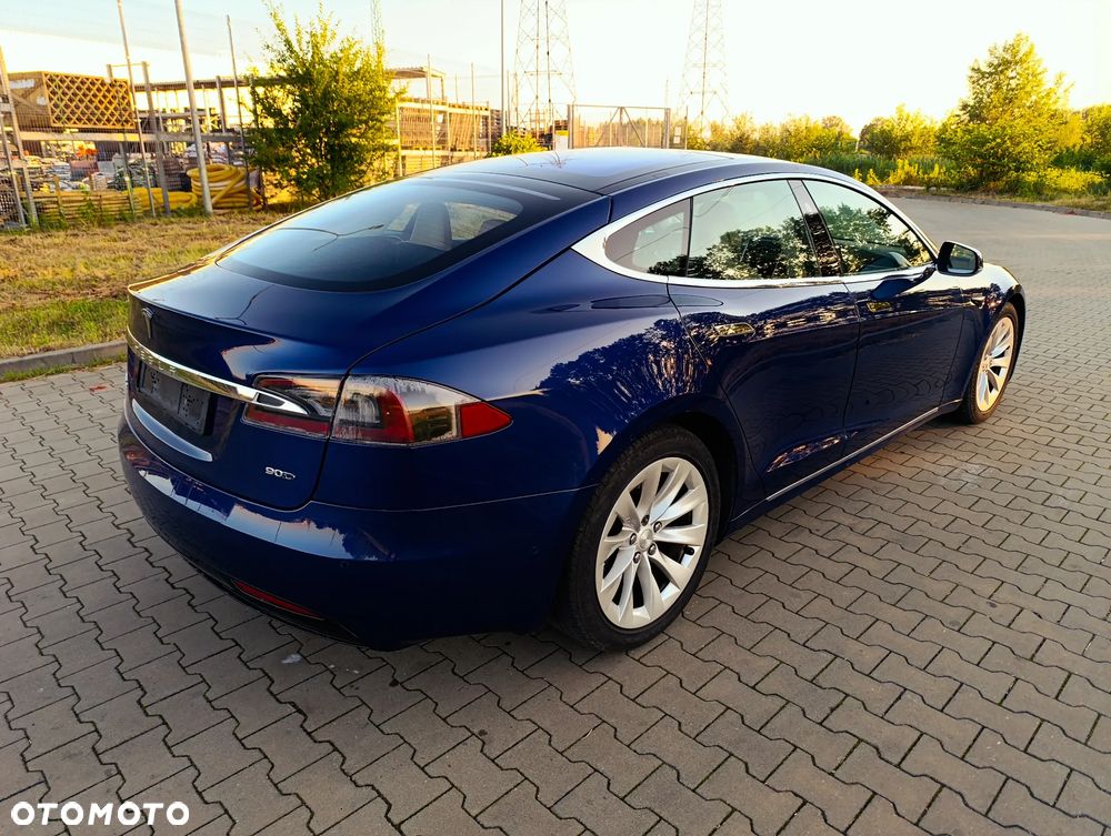 Tesla Model S - 31