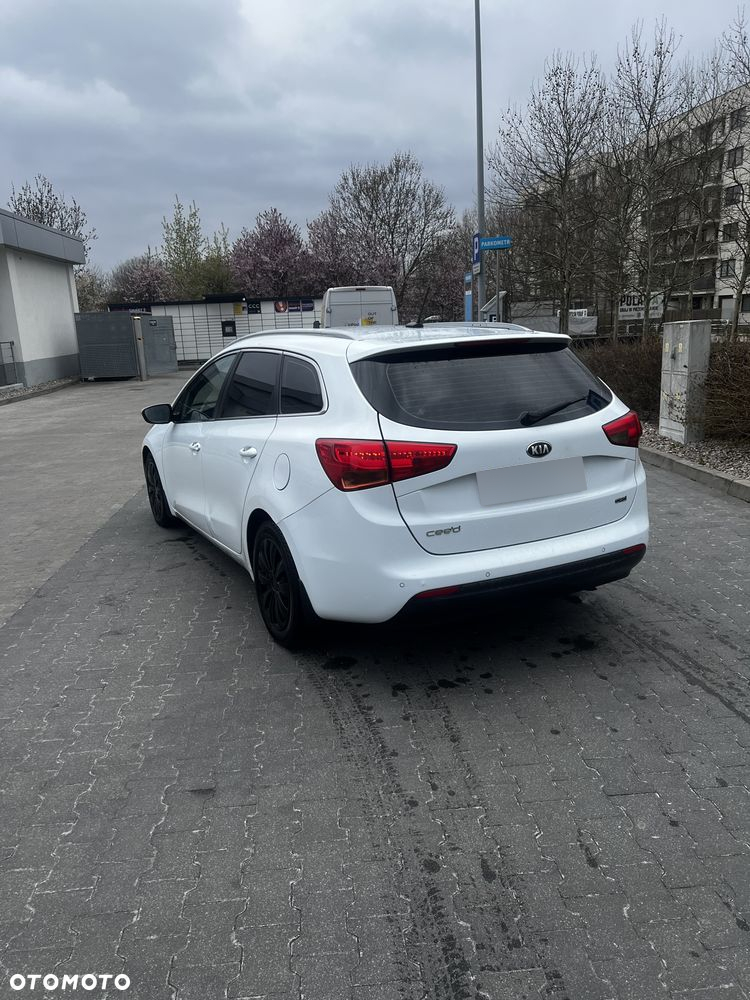 Kia Ceed 1.6 CRDi 128 ISG SW Platinum Edition - 6