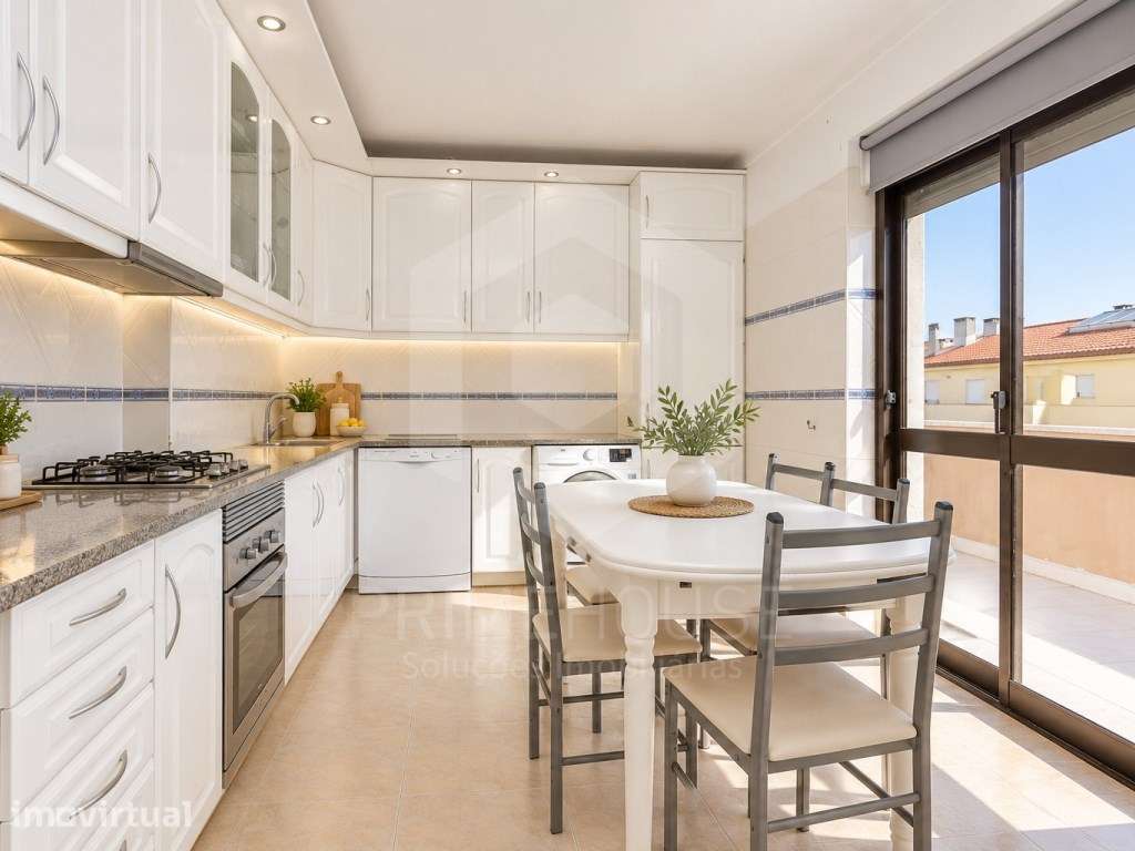Apartamento T3 com Terraço e Vista para a Serra da Arrábida - Grande imagem: 3/23
