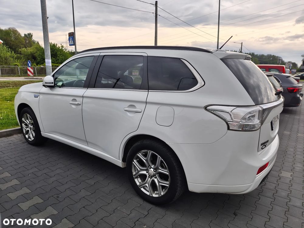 Mitsubishi Outlander Instyle NAVI + - 21