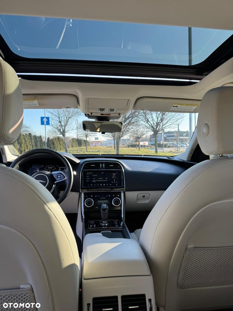 Jaguar XE - 29