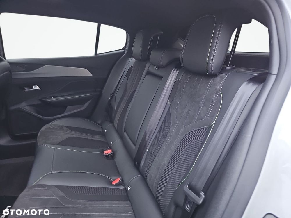 Peugeot 408 - 26