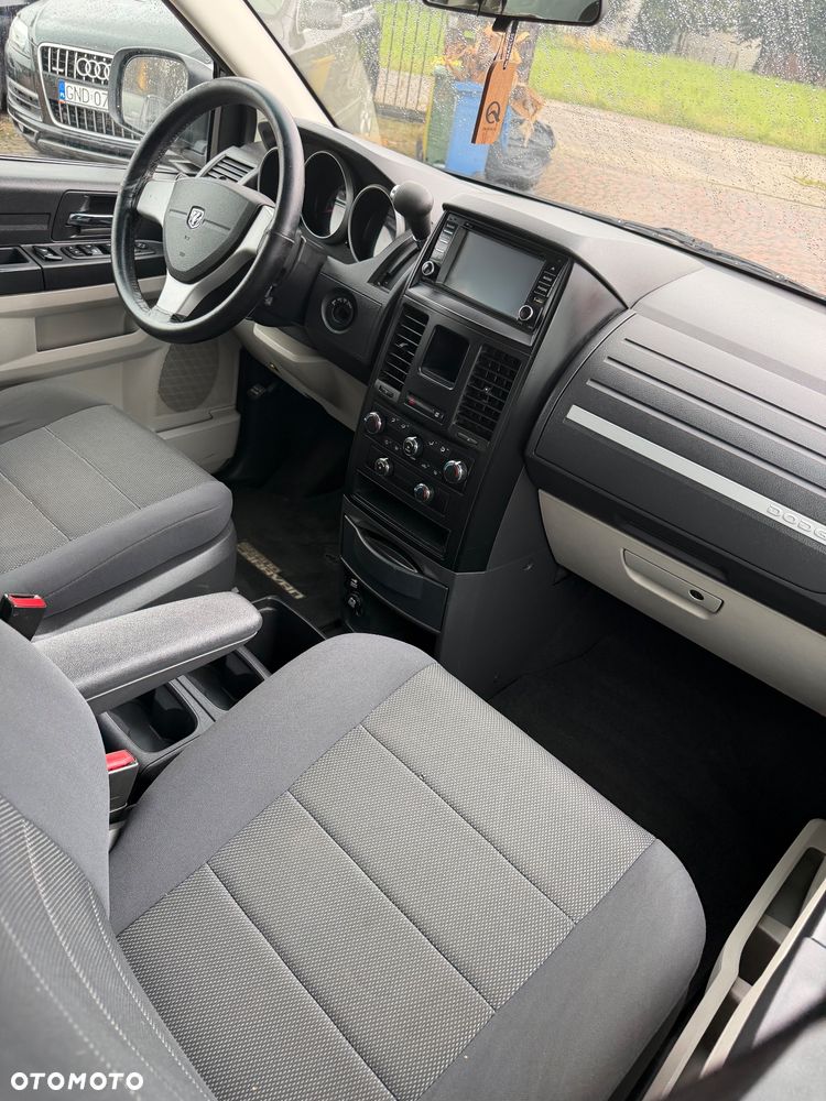 Dodge Grand Caravan - 8