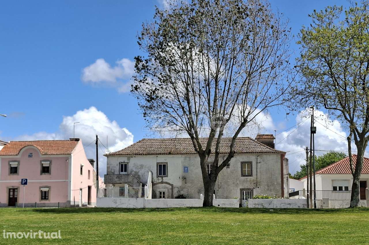 Prédio / Moradia Centenária no Coração de São João das Lampas - Grande imagem: 2/18