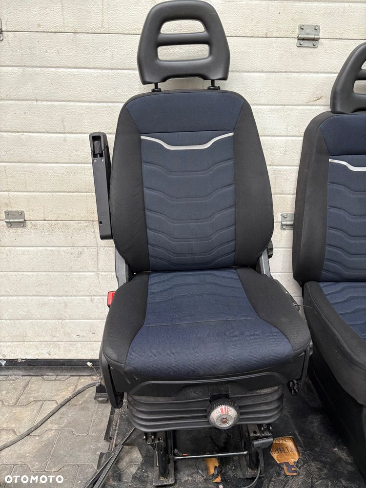 Komplet foteli Iveco Daily 2019- pneumatyczny ławka - 2