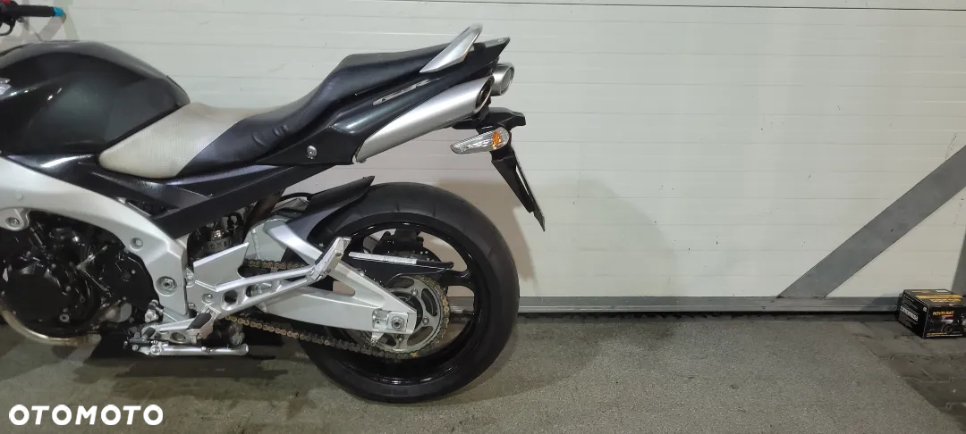 Suzuki GSR - 7