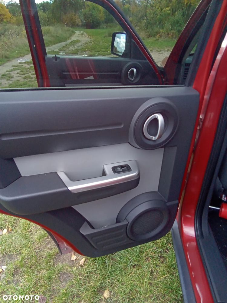 Dodge Nitro - 10