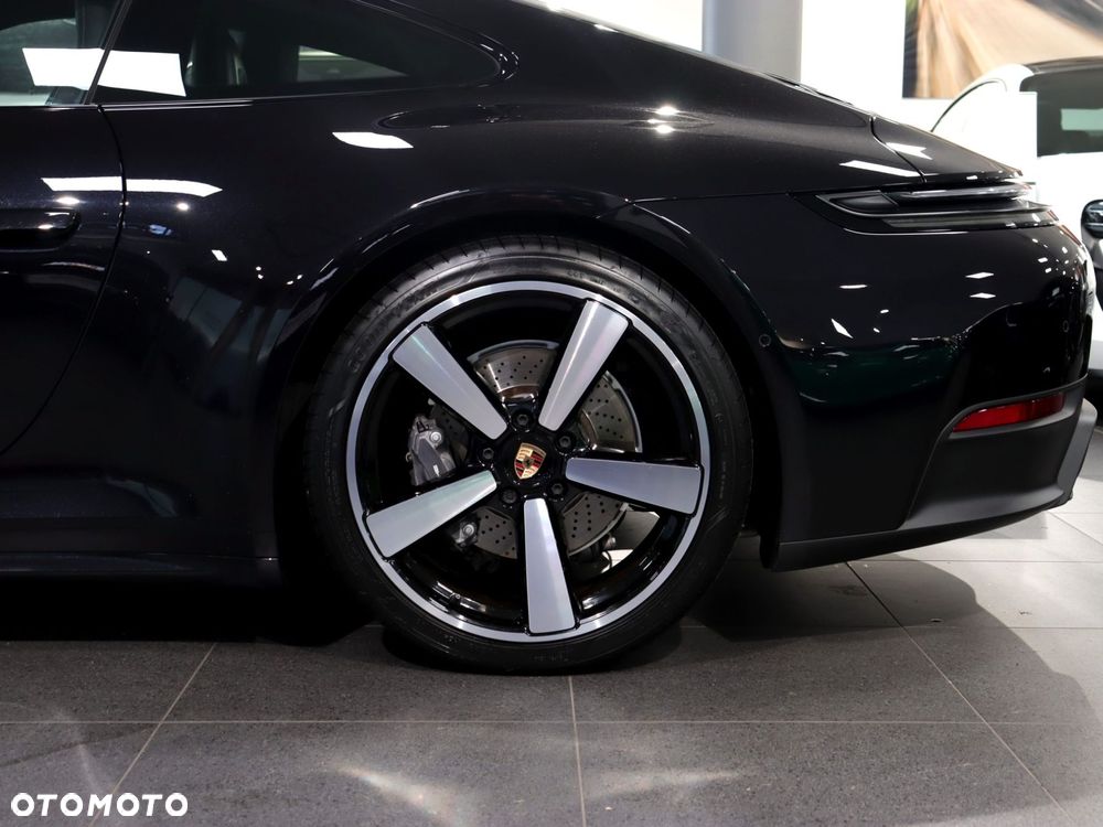 Porsche 911 Carrera - 12