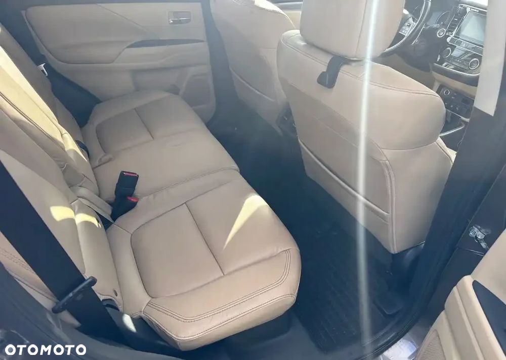 Mitsubishi Outlander - 3