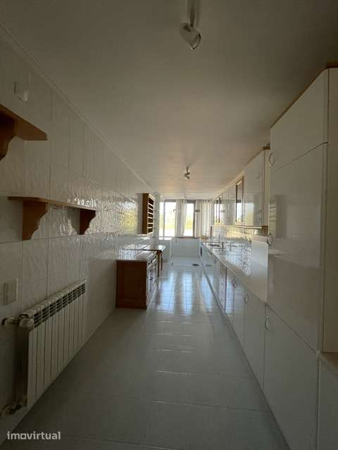 Espaçoso apartamento T2 com garagem no centro de Famalicão - Grande imagem: 5/15