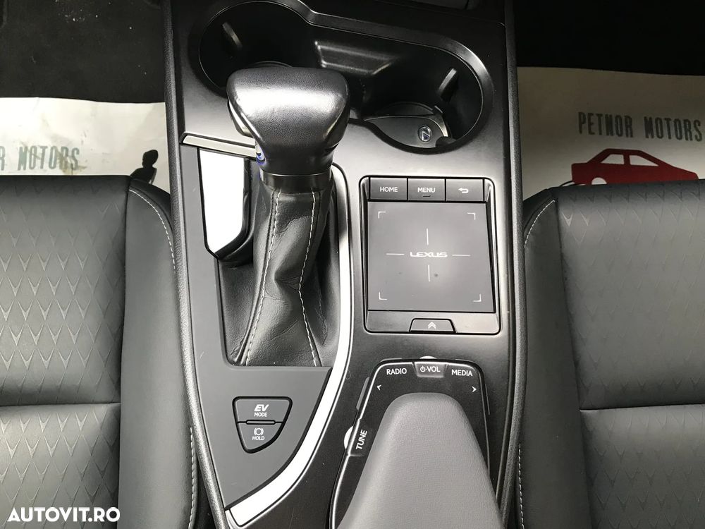 Lexus UX 250h (E-FOUR) Business Edition - 35