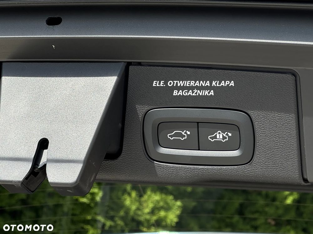 Volvo XC 60 B4 D AWD Plus Dark - 39