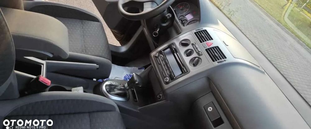 Volkswagen Touran 2.0 TDI DPF DSG STYLE - 29
