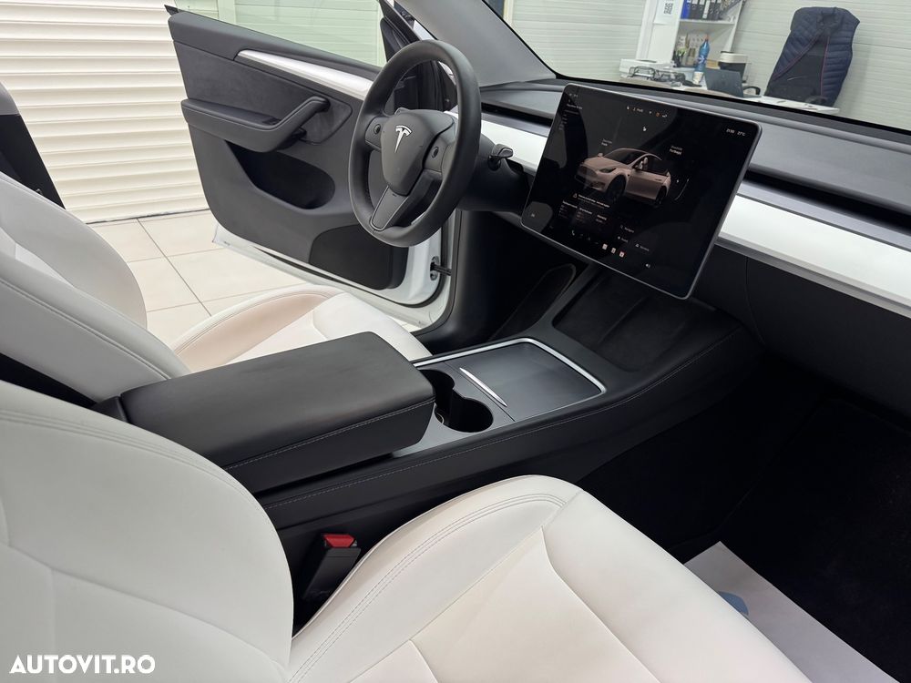 Tesla Model Y Long Range Dual Motor AWD - 24
