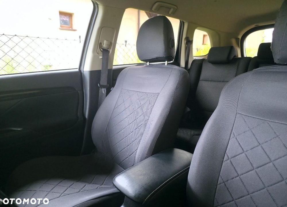 Mitsubishi Outlander 2.0 Invite + 2WD - 14