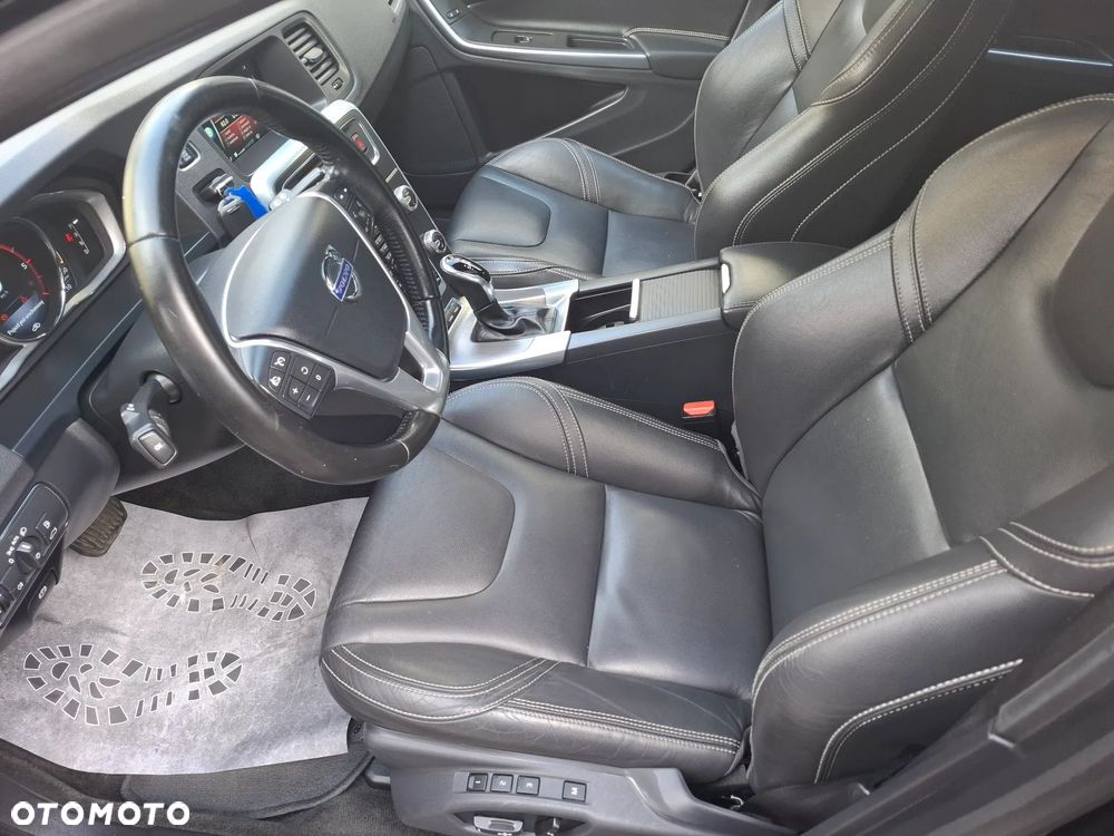 Volvo V60 D6 AWD Plug-in Hybrid R-Design Summum - 23