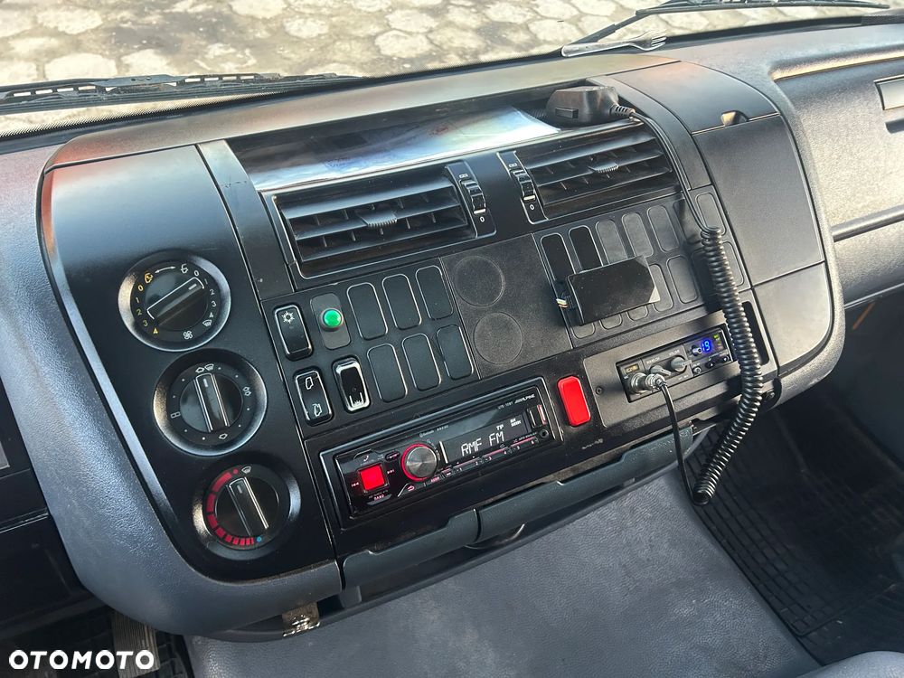 Mercedes-Benz ATEGO 815 LAWETA NA 2 AUTA / WCIĄGARKA Z PILOTEM / POMOC DROGOWA Z NAJAZDAMI / BARDZO ŁADNY STAN / OŚWIETLENIE OSTRZEGAWCZE / KABINA SYPIALNA !! - 31