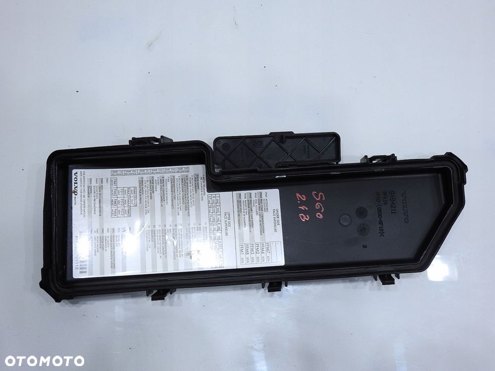 POKRYWA SKRZYNKI BEZPIECZNIKÓW VOLVO S60 2.4 B - 6