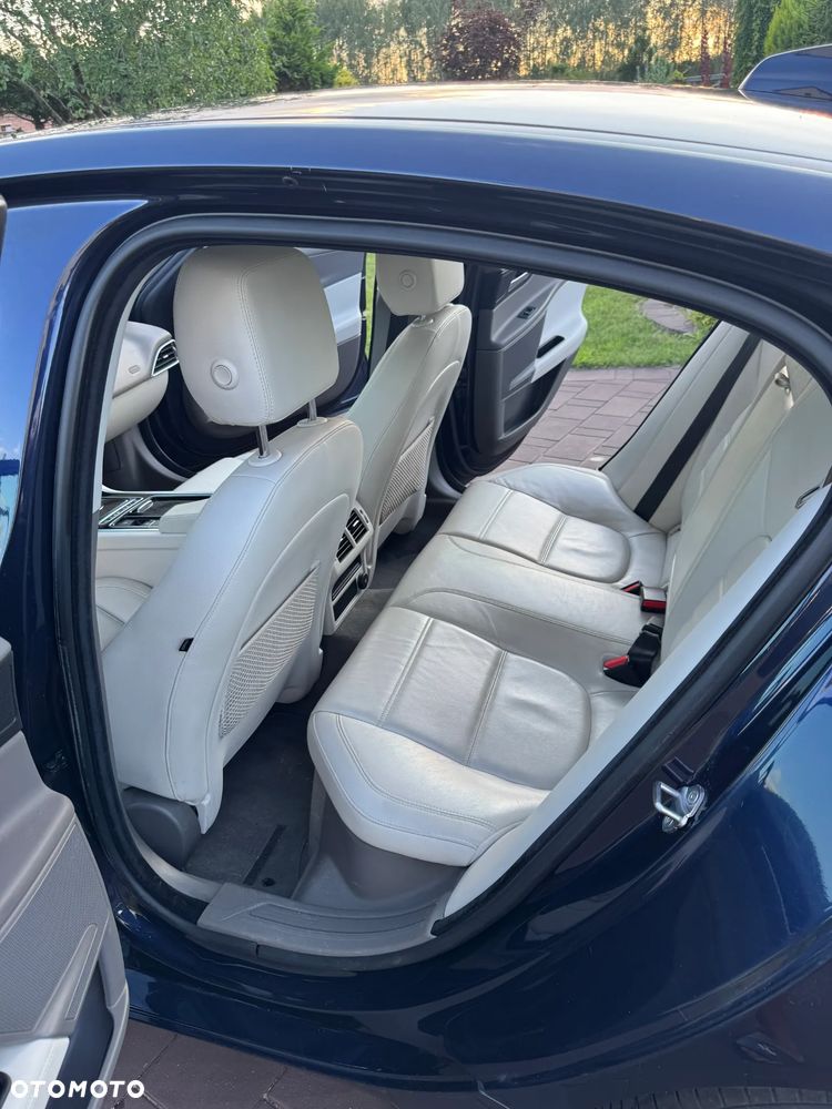Jaguar XE 2.0 T Prestige - 11