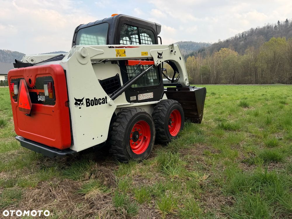 Bobcat S450 ładowarka 4x4 wózek terenowy. Łyżka. Pełne sterowanie z dżojstika jazda i praca. Aktualne serwisy DEKRA 2026r. Dokumentacja Pełna. Silnik Kubota 4cyl 55km. Maszyna Jak Nowa z Salonu! Pochodzi z Norweskiego Gospodarstwa! 2019 rok 1880 mtg! Zero luzów i wycieków. Bardzo mocna i wydajna maszyna o małych gabarytach! Idealna do stajni oraz Budownictwa. OKAZJA TANIO 3 wyjścia Hydrauliczne pod urządzenia!! - 17