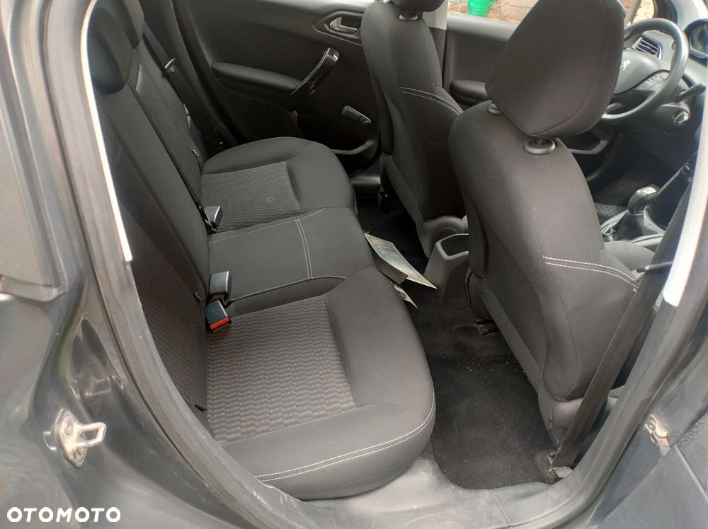 Peugeot 208 - 17
