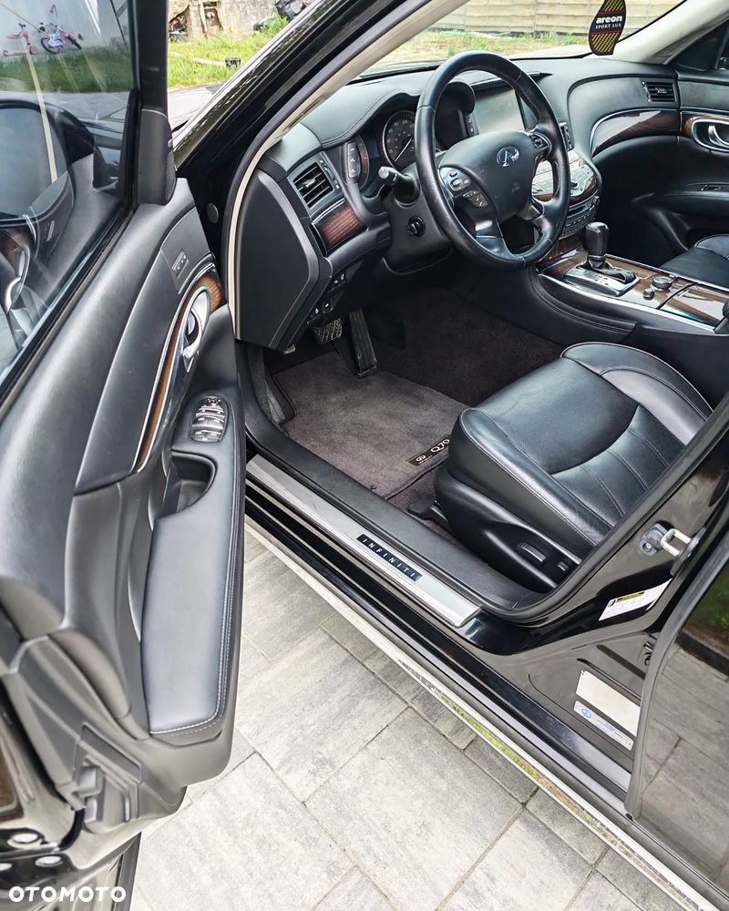 Infiniti Q70 - 25