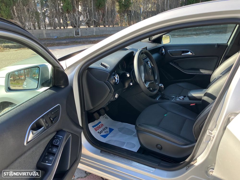 Mercedes-Benz A 180 (BlueEFFICIENCY) - 10