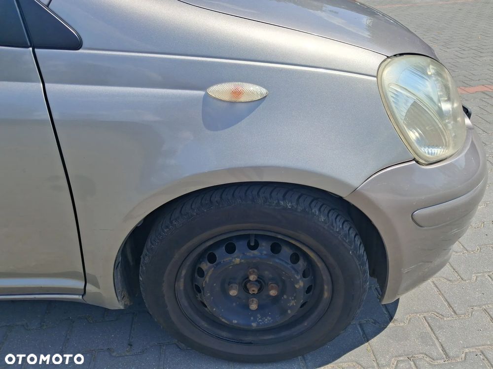 Toyota Yaris I 1 Lift silnik 1.4 Diesel D4D 90KM 1ND skrzynia biegów C153 drzwi maska zderzak błotnik lusterko 1DZ Grey Metallic Mercury lampa alternator rozrusznik czujnik regulator panel sterownik moduł mechanizm przewód wąż pompa maglownica zwrotnica wahacz mcperson amortyzator belka sanki tłumik wydech listwa osłona kokpit podsufitka podszybie boczek fotel fotele lewarek wybierak linka zbiorniczek kolektor stacyjka kierownica klamka zamek zacisk hamulcowy czujnik doładowania przepustnica przepływomierz półoś blenda klamka światło lampa hak holowniczy odpinany sprężarka filtr włącznik przełącznik manetki przewód rura felgi felga koło wiązka elektryczna NA CZĘŚCI WSZYSTKIE CZĘŚCI - 10