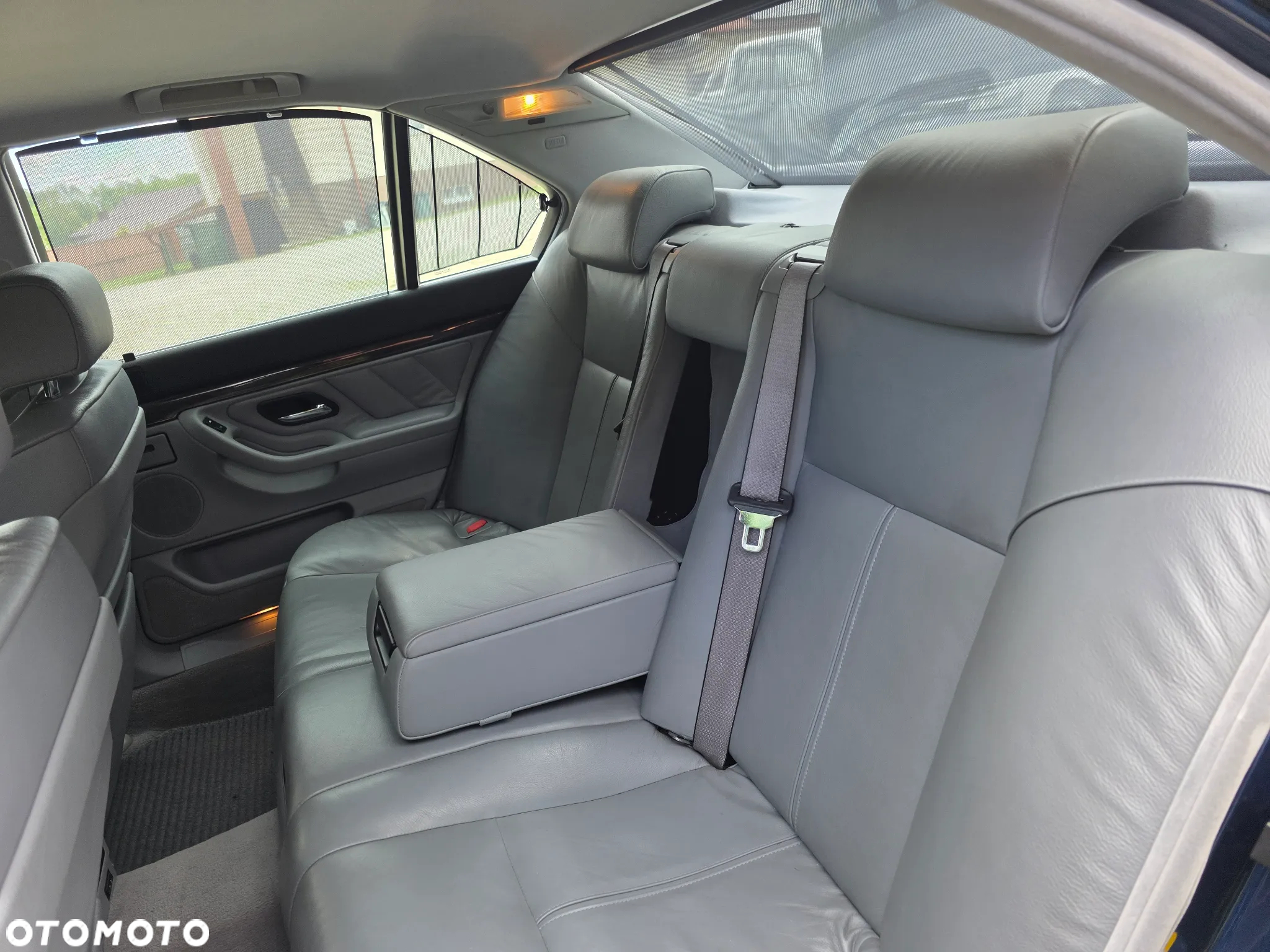 BMW Seria 7 735i - 8