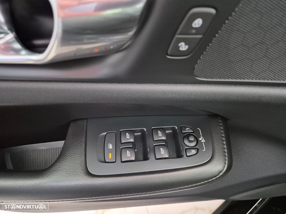 Volvo V60 2.0 B4 Momentum Core Geartronic - 17