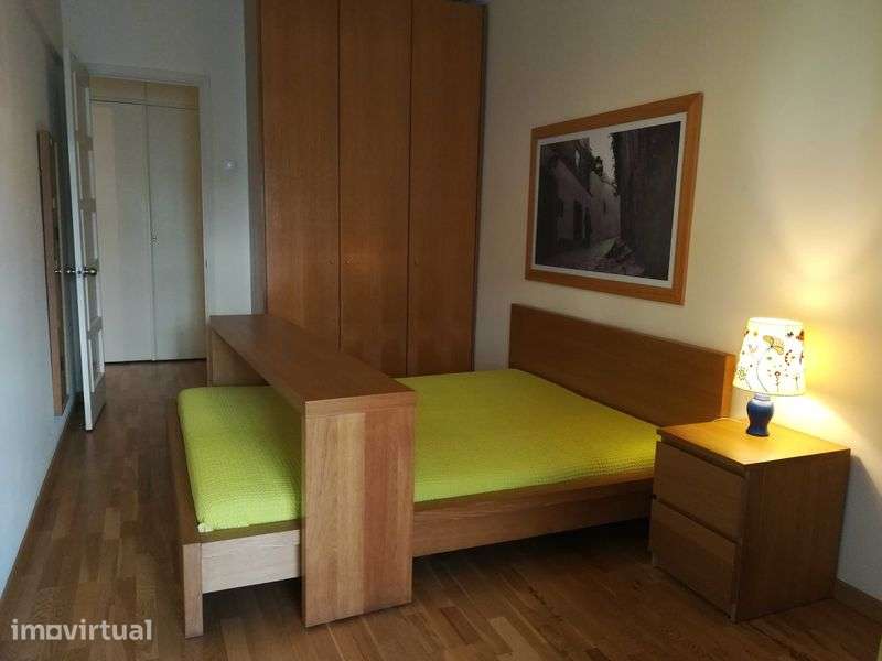 Apartamento T2 Praça  Campo Pequeno c/Elevador Mobilado e Equipado. - Grande imagem: 5/12