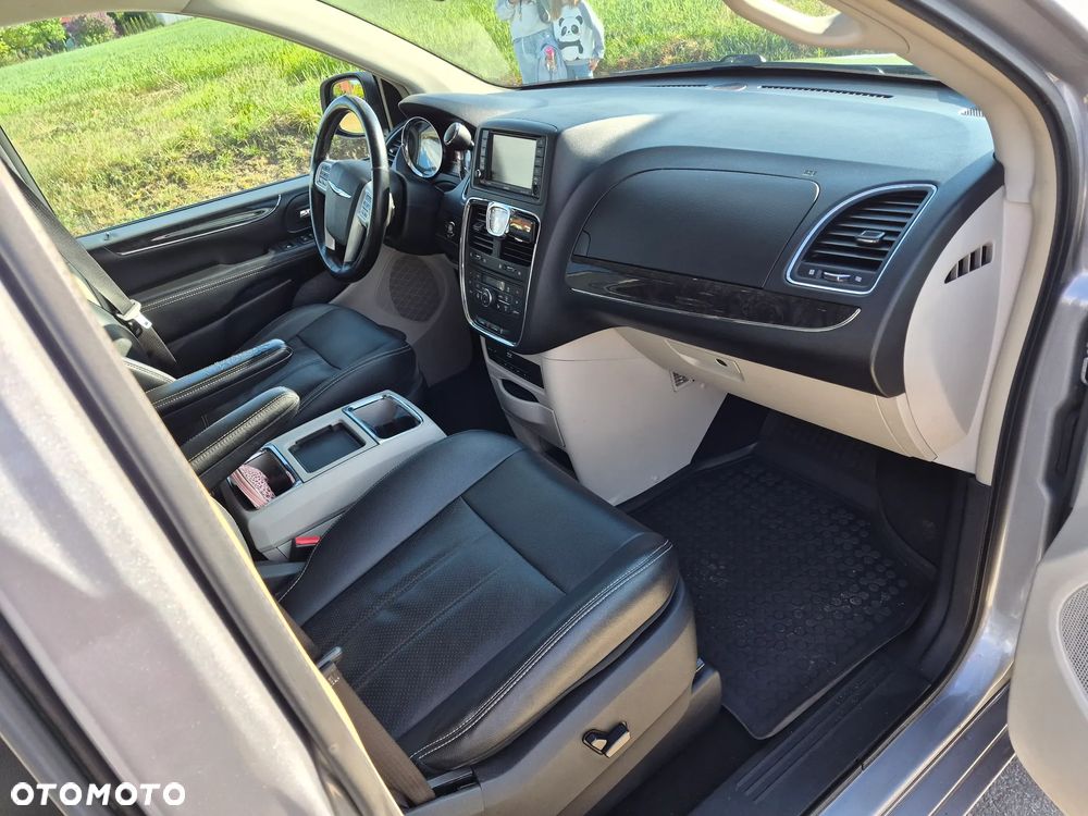 Chrysler Town & Country 3.6 Limited - 7