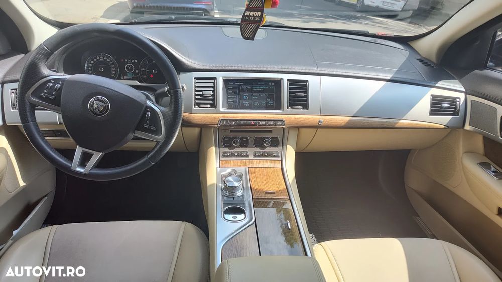 Jaguar XF 2.2D Luxury - 7