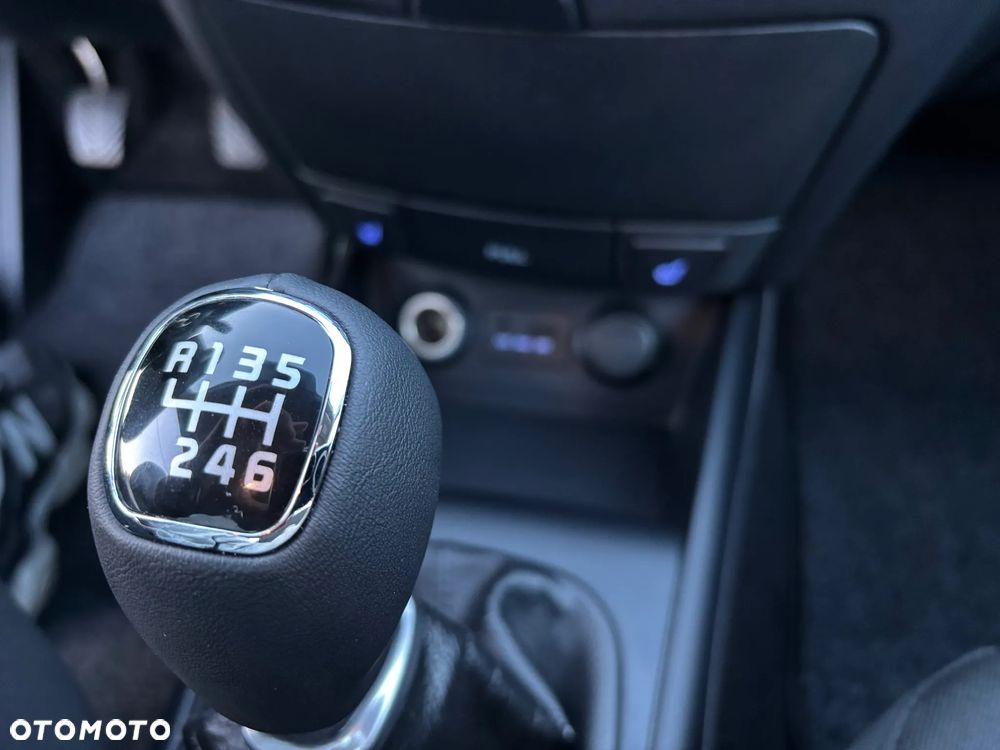 Hyundai i30 1.6 CRDi FIFA WM Edition - 24