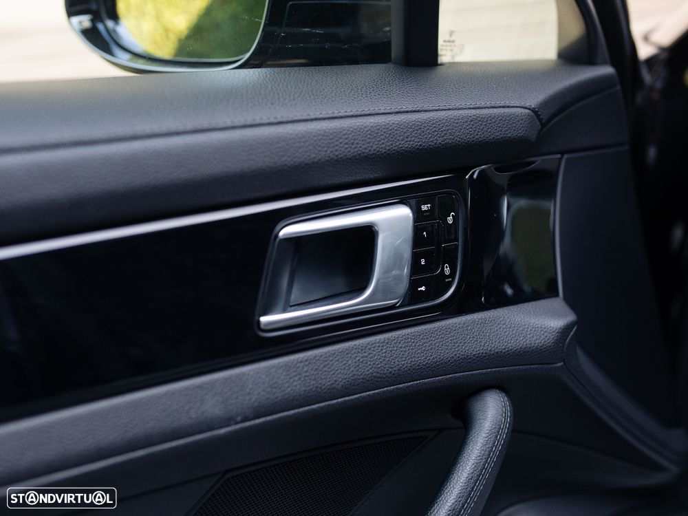Porsche Panamera 4 E-Hybrid - 27