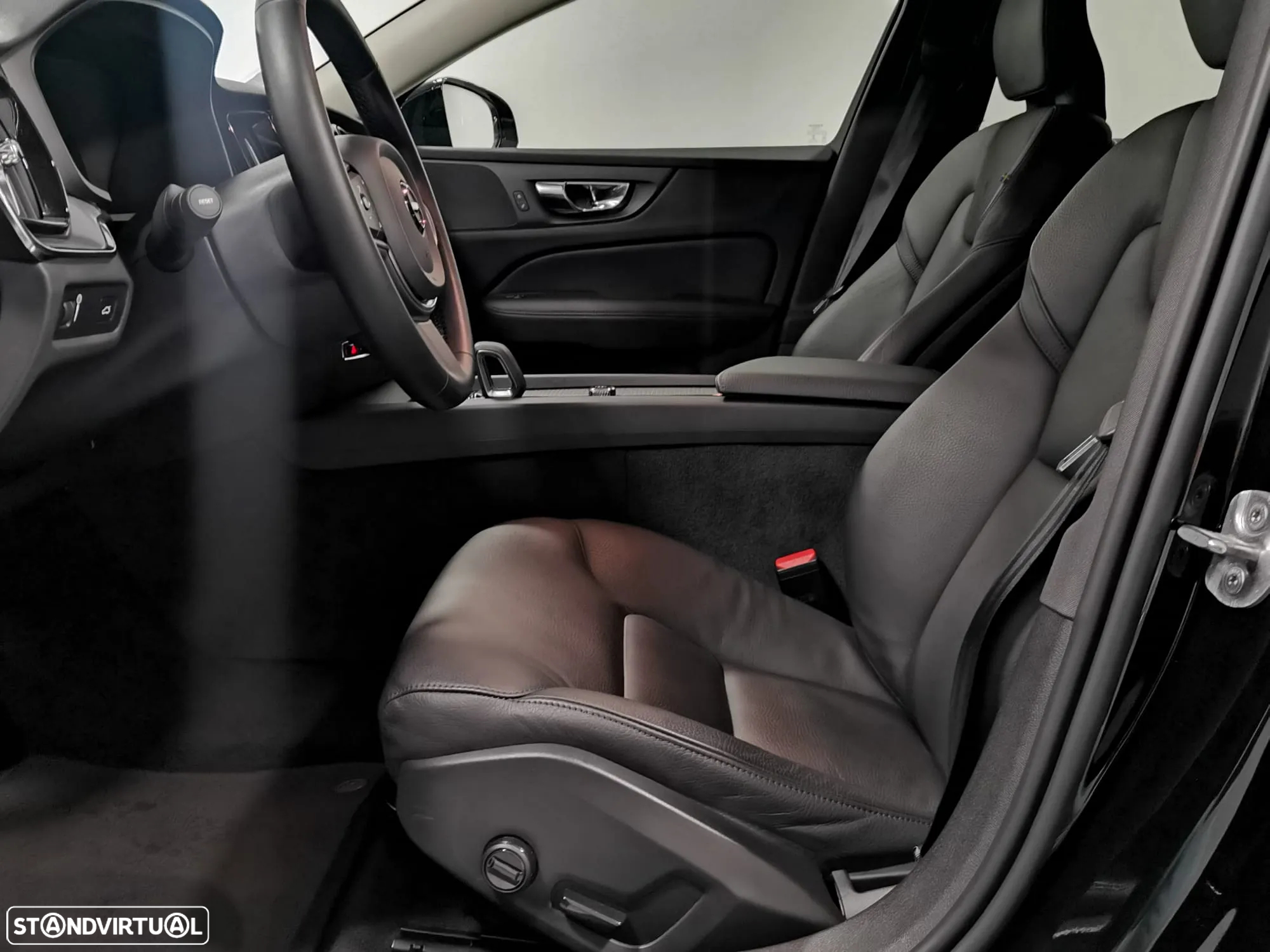 Volvo V60 2.0 B4 Plus Dark Auto - 11