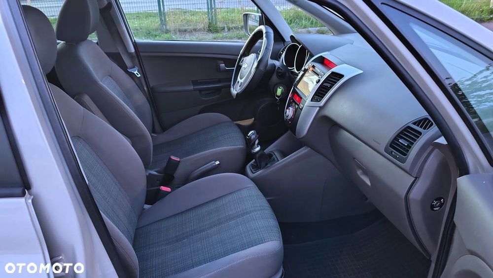 Kia Venga - 10