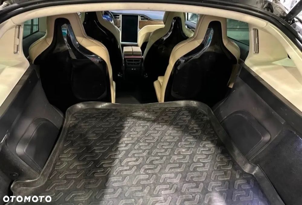 Tesla Model X - 14