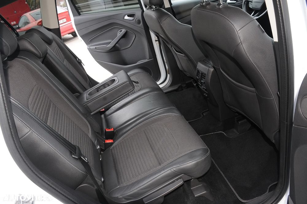 Ford Kuga 2.0 TDCi 4WD Powershift ST-Line - 8