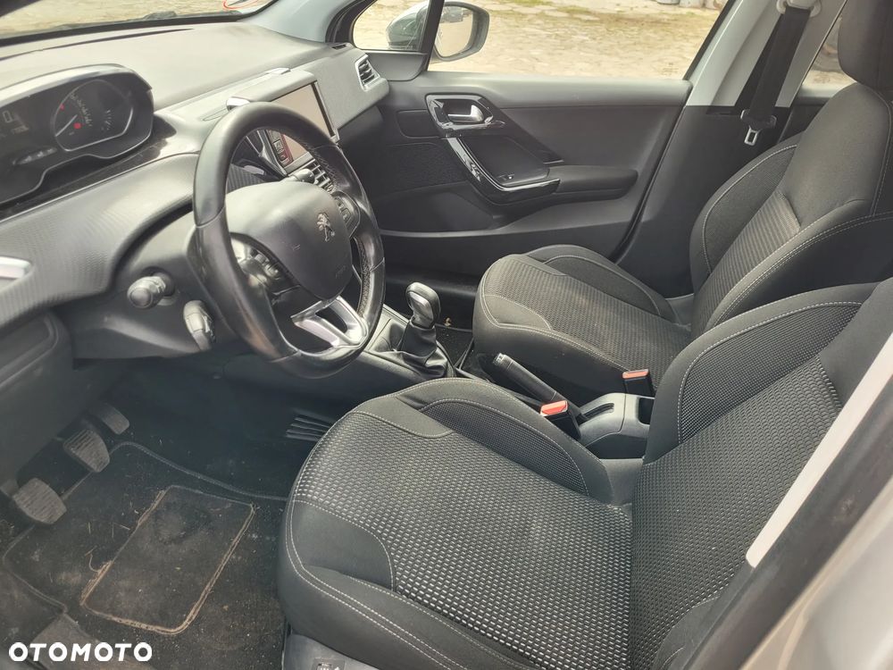 Peugeot 208 - 6