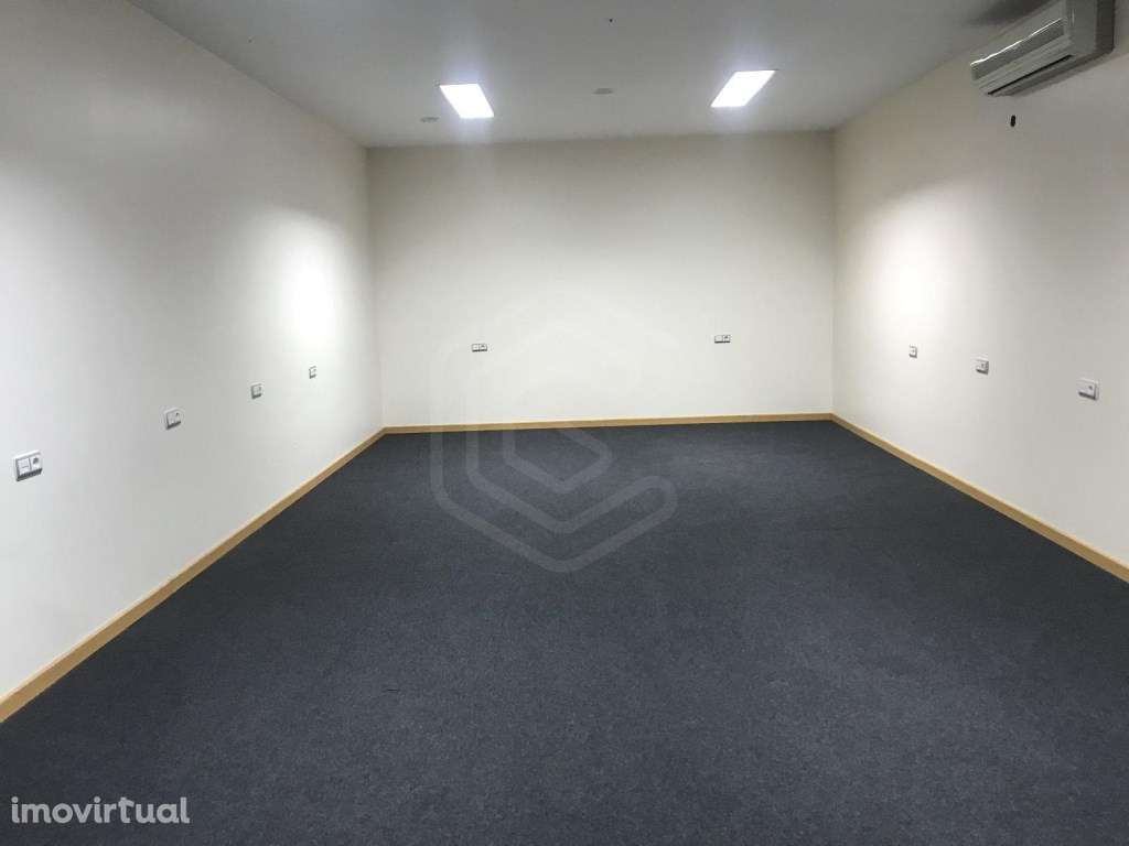 Escritório/armazém para arrendamento em Mafamude, Vila Nova de Gaia - Grande imagem: 4/29