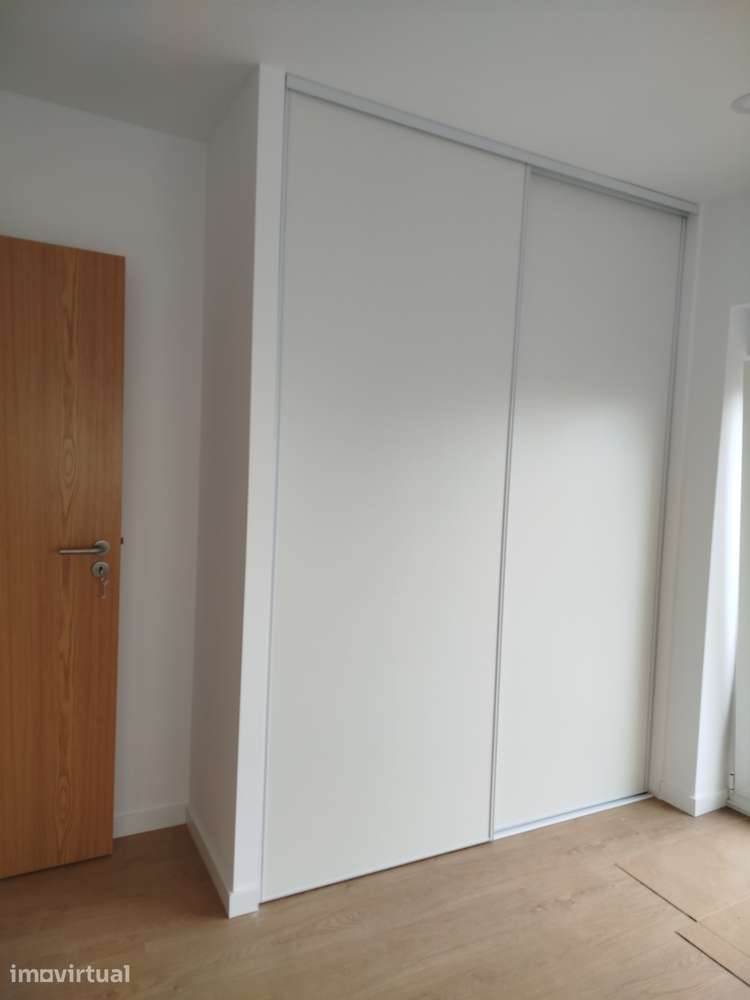 Moradia T2 totalmente renovada - Grande imagem: 2/35
