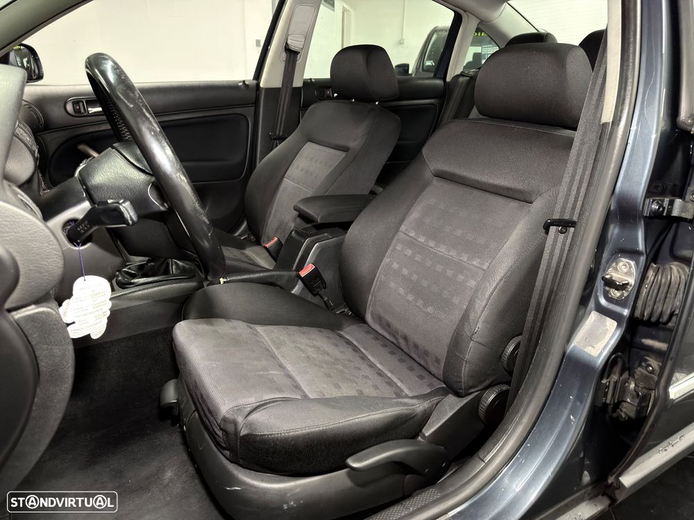 VW Passat 1.9 TDi Highline - 11