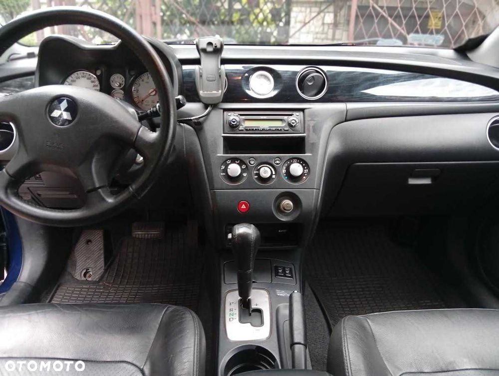 Mitsubishi Outlander - 4