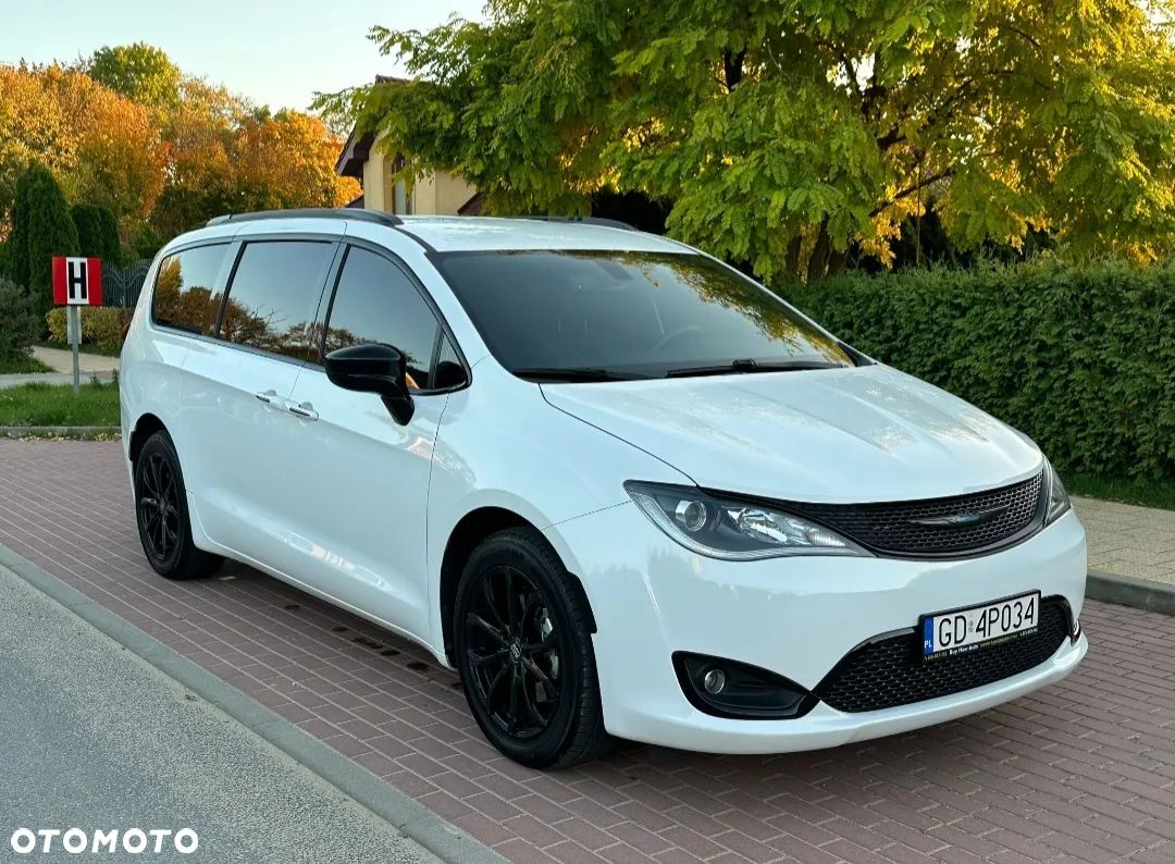 Chrysler Pacifica - 1