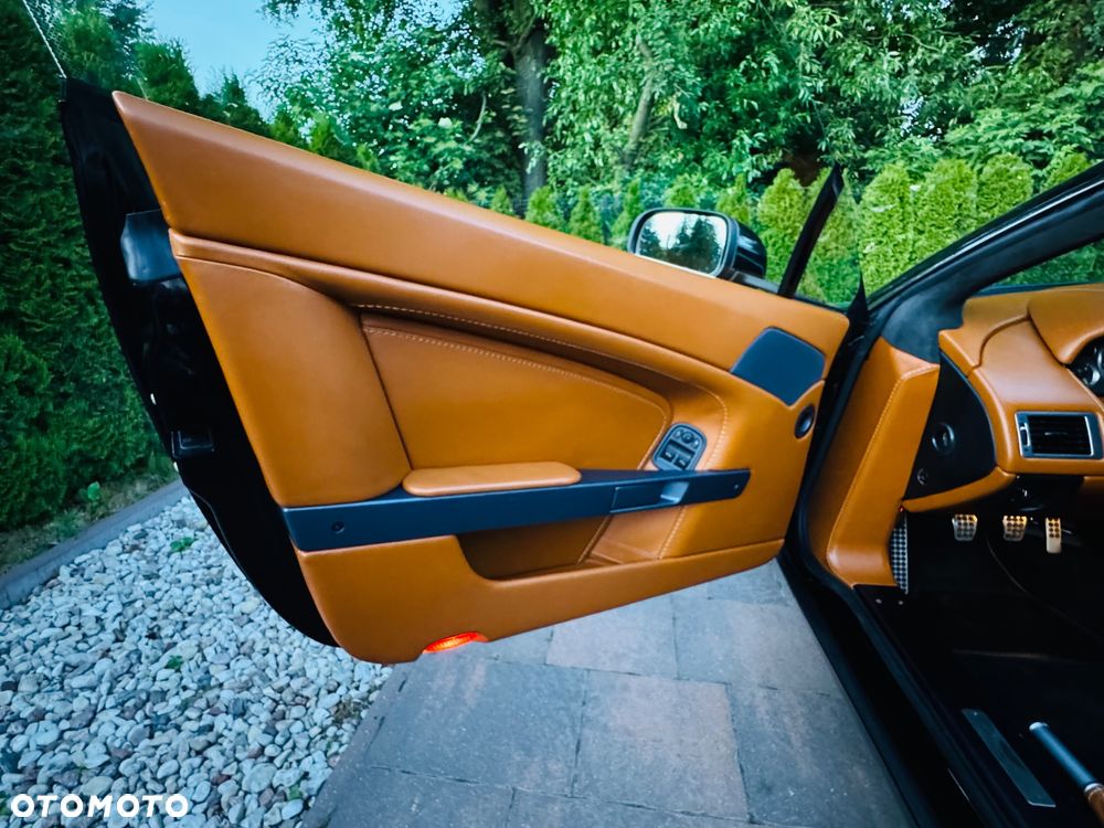 Aston Martin V8 Vantage - 24