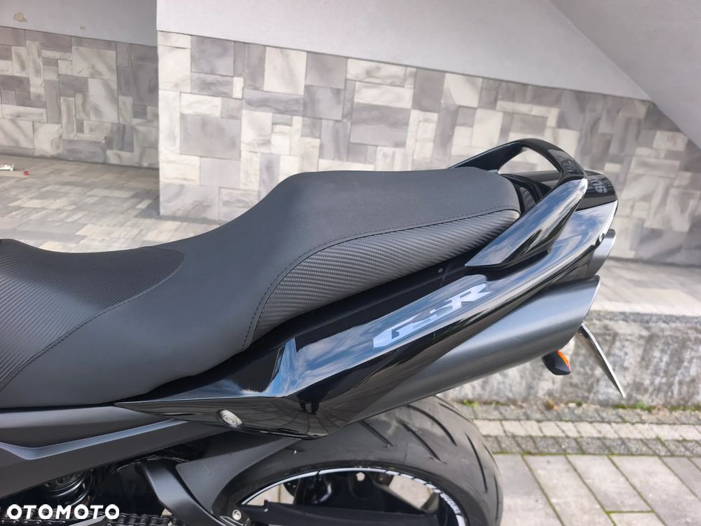 Suzuki GSR - 6