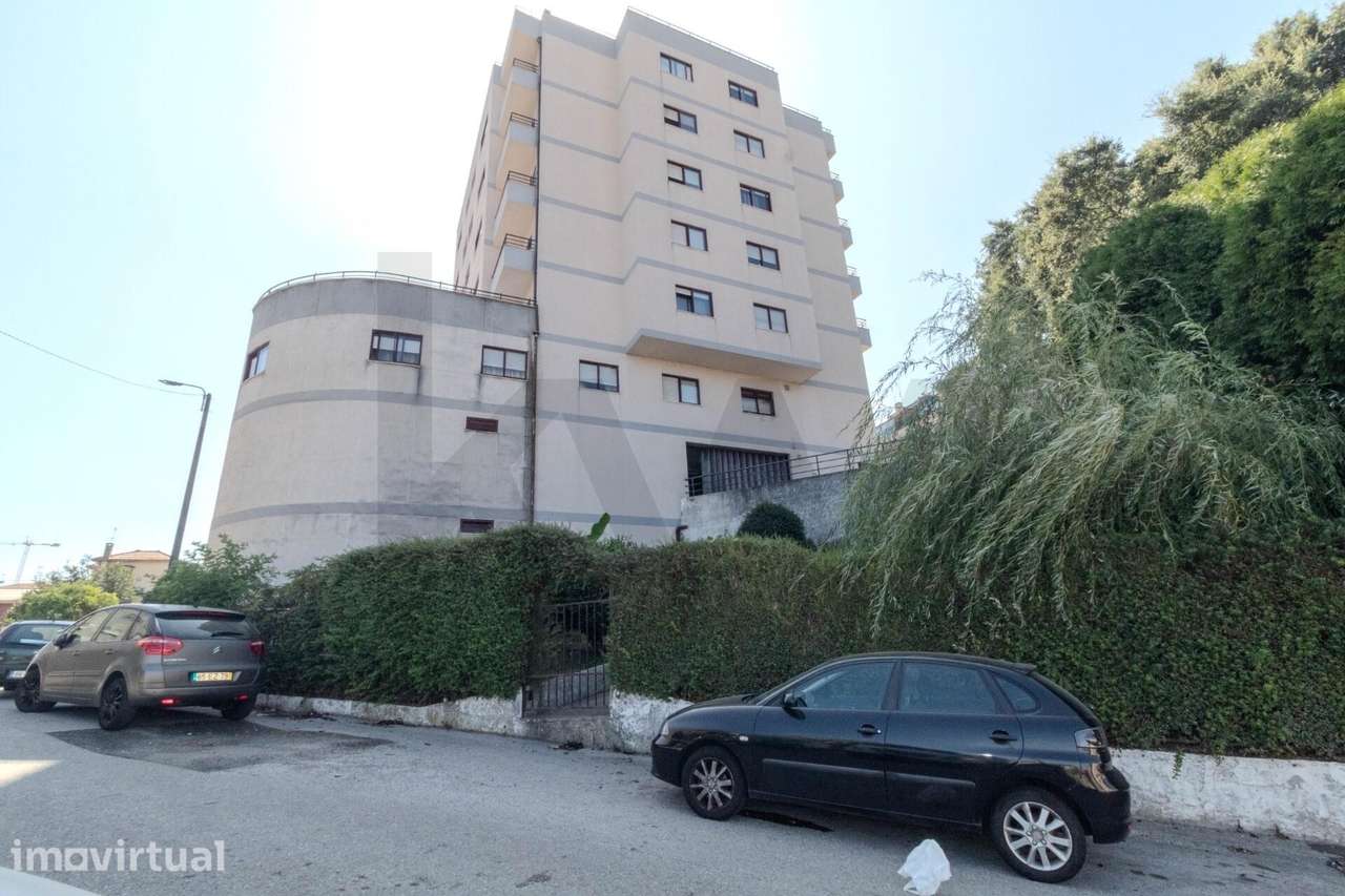 T2 em Oliveira do Douro, garagem fechada, 2 elevadores,  prédio em cap